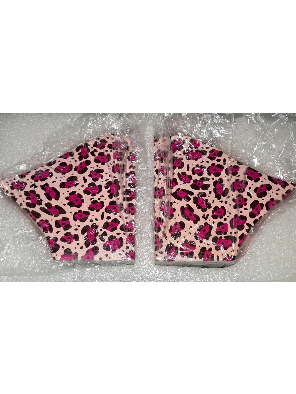 NWT 2-Piece Resin Lips Book Ends In Pink Lopard Print 10.2